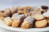 ciasteczka maślane maczane w czekoladzie i kokosie