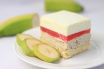 ciasto deserowe z z masą bananową oraz galaretka