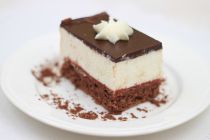 ciasto deserowe z ciemnym biszkoptem, śmietaną oblane gorzką czekoladą